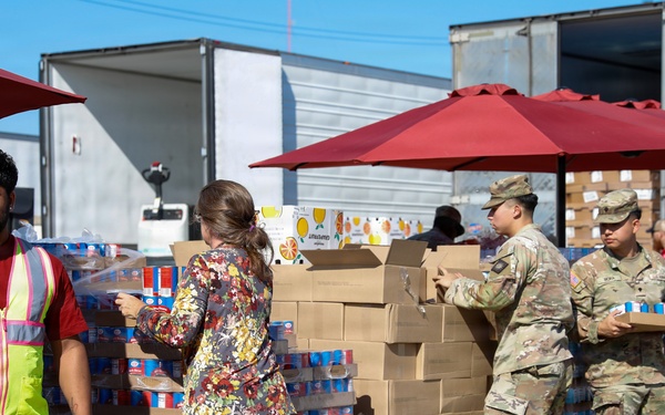 California National Guard Service Members Help Distribute Food Kits In Support of CAPK In Bakersfield, Calif.