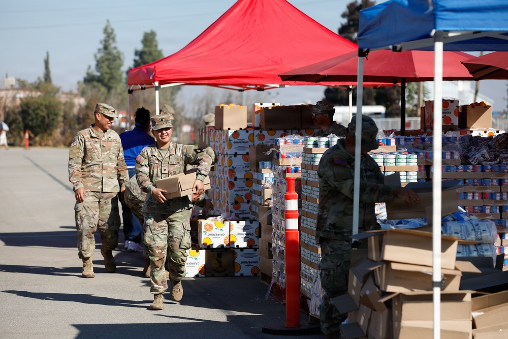California National Guard Service Members Help Distribute Food Kits In Support of CAPK In Bakersfield, Calif.