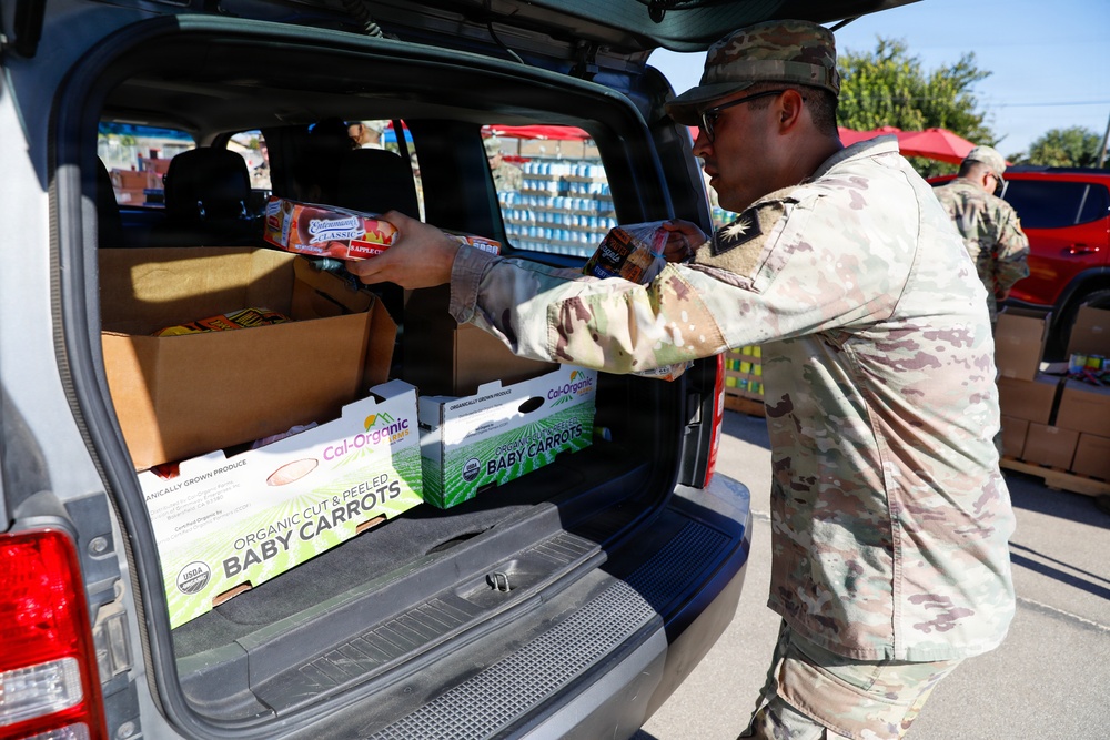 California National Guard Service Members Help Distribute Food Kits In Support of CAPK In Bakersfield, Calif.