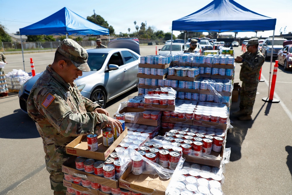 California National Guard Service Members Help Distribute Food Kits In Support of CAPK In Bakersfield, Calif.