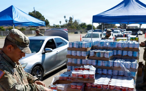 California National Guard Service Members Help Distribute Food Kits In Support of CAPK In Bakersfield, Calif.