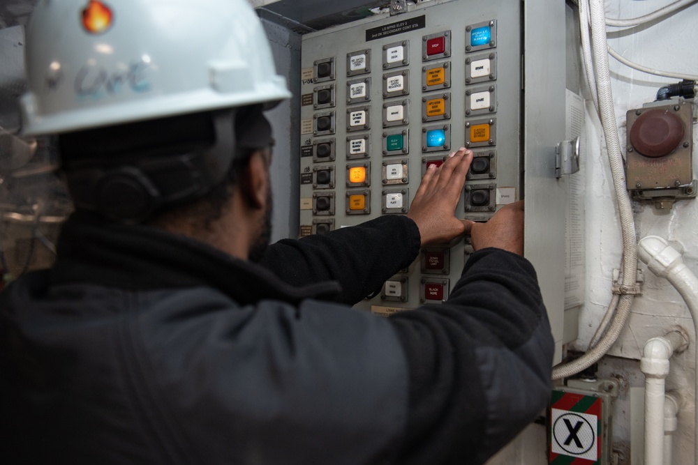 Ronald Reagan Sailors Perform Maintenance