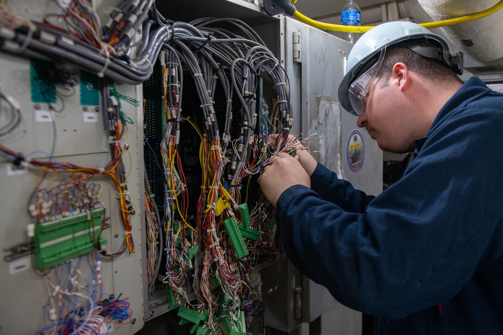 Ronald Reagan Sailors Perform Maintenance