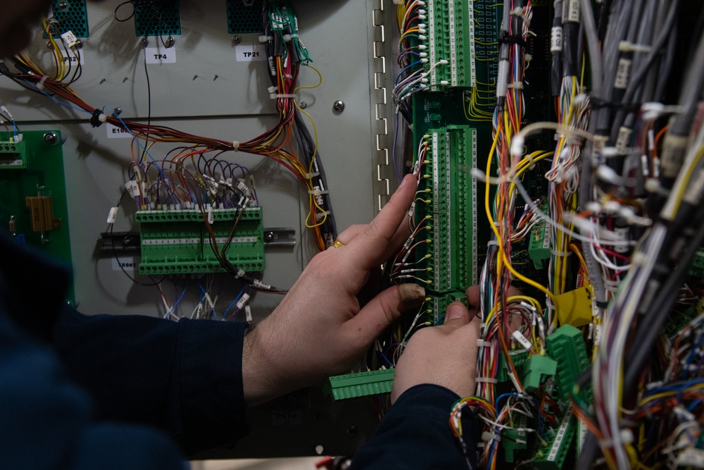 Ronald Reagan Sailors Perform Maintenance