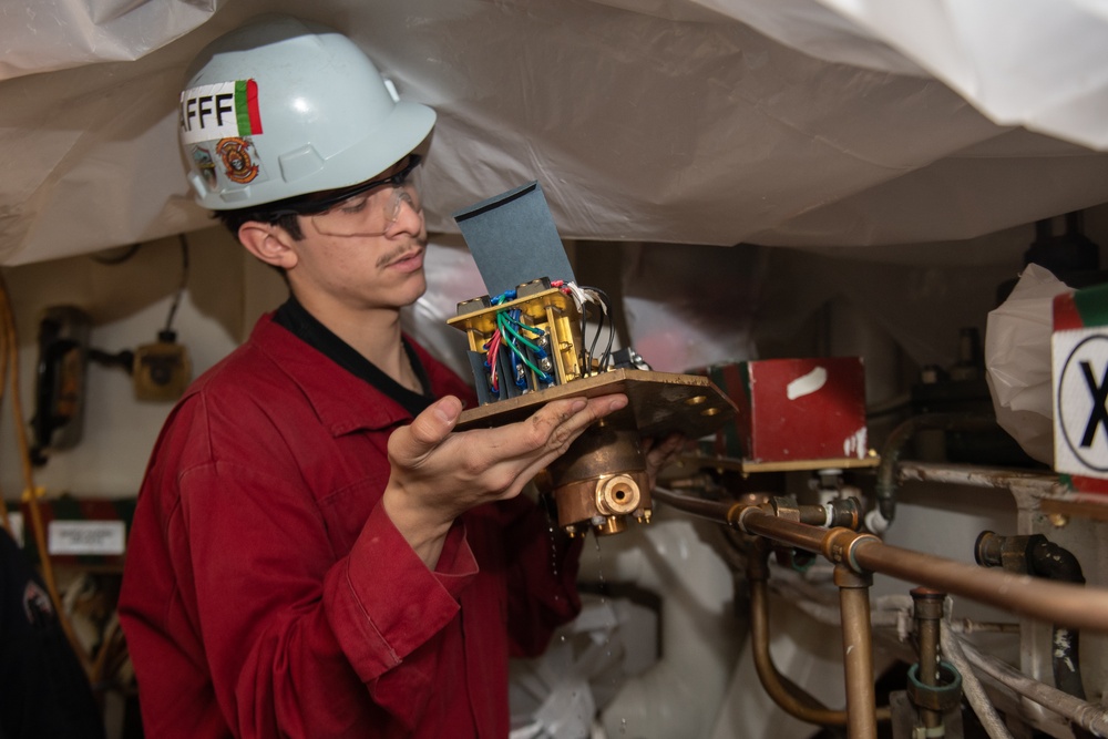 Ronald Reagan Sailors Perform Maintenance