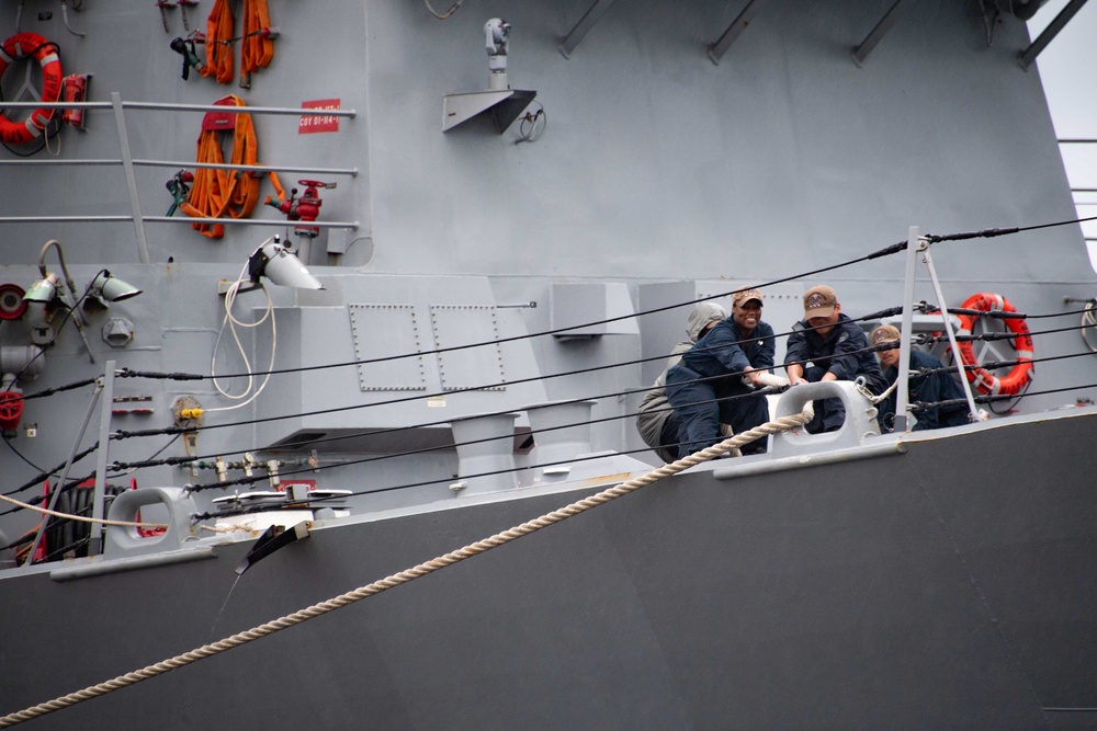 USS Lenah Surcliffe Higbee (DDG 123) pulls into Diego Garcia