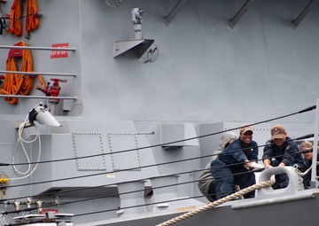 USS Lenah Surcliffe Higbee (DDG 123) pulls into Diego Garcia