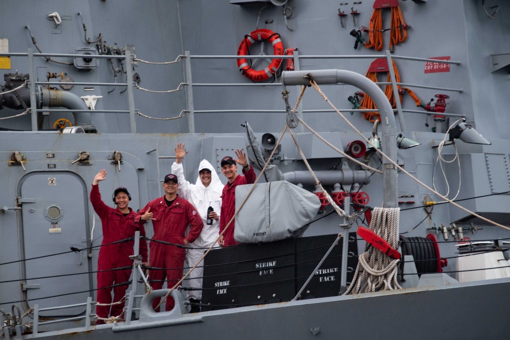 USS Lenah Surcliffe Higbee (DDG 123) pulls into Diego Garcia