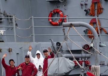 USS Lenah Surcliffe Higbee (DDG 123) pulls into Diego Garcia