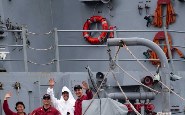 USS Lenah Surcliffe Higbee (DDG 123) pulls into Diego Garcia