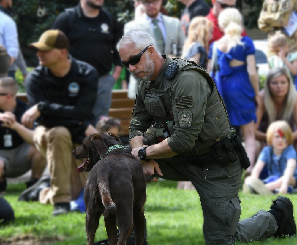 A Pentagon police K9 and handling officer at a recruiting event
