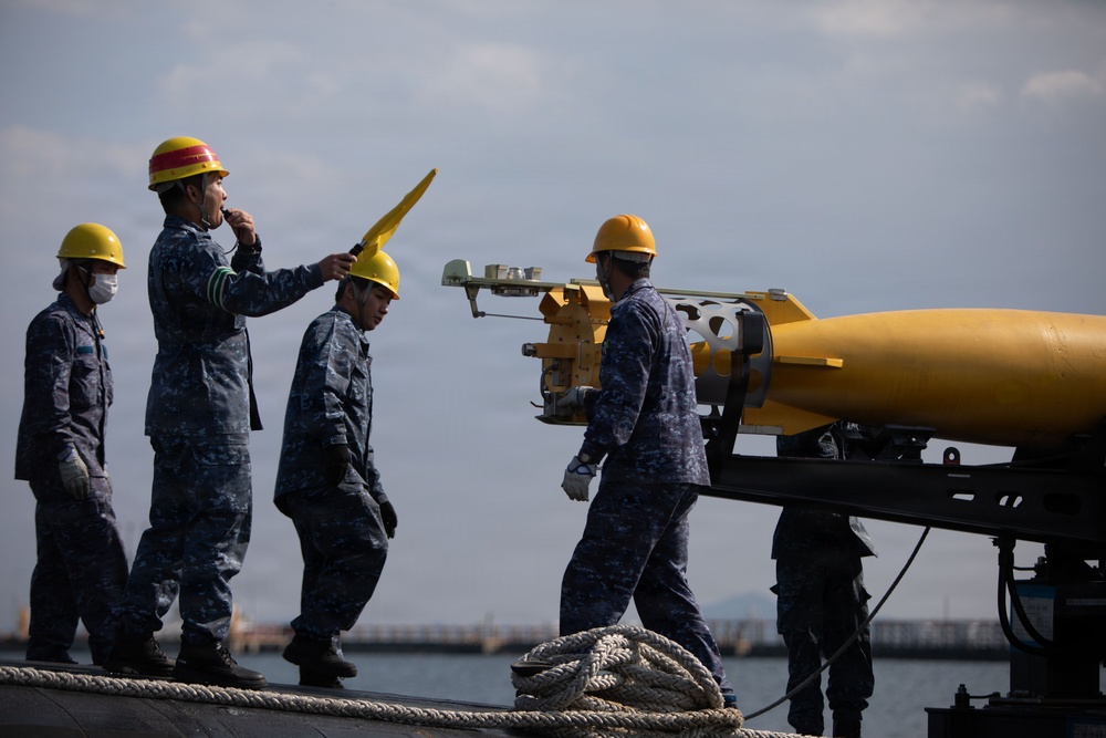 Submarine resupply: JMSDF JS Unryu visits MCAS Iwakuni