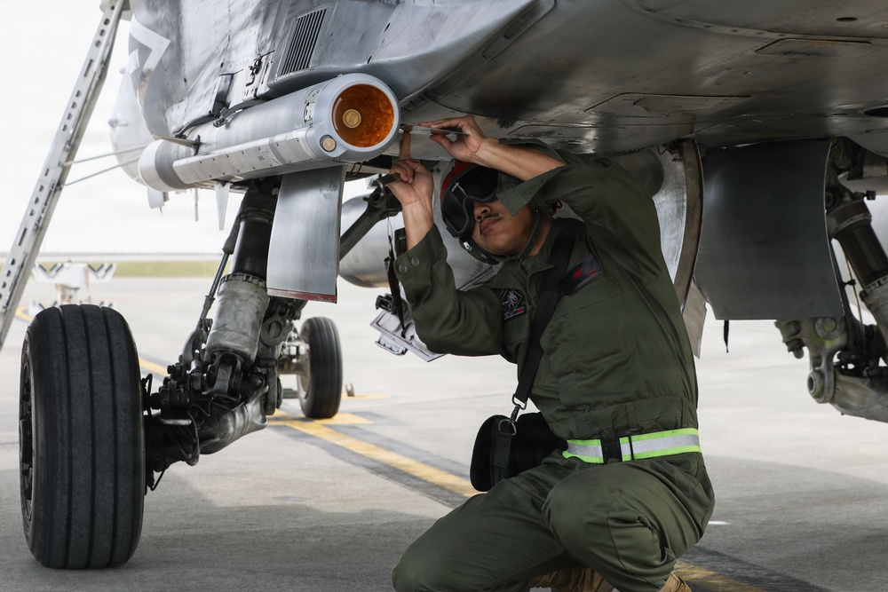 VMFA-232 Conducts Ordnance Offloading