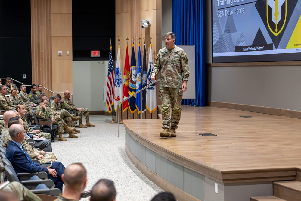 GEN Hodne Shares Modernization Goals with Future Leaders at the USAWC