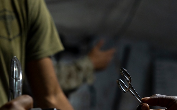 11th MEU Sailors demonstrate medical procedures during RUT