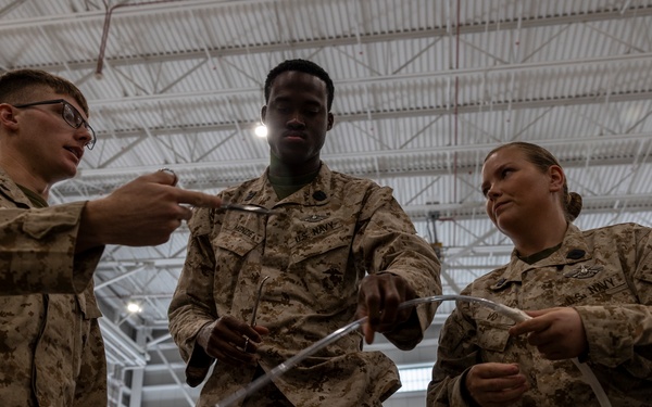 11th MEU Sailors demonstrate medical procedures during RUT