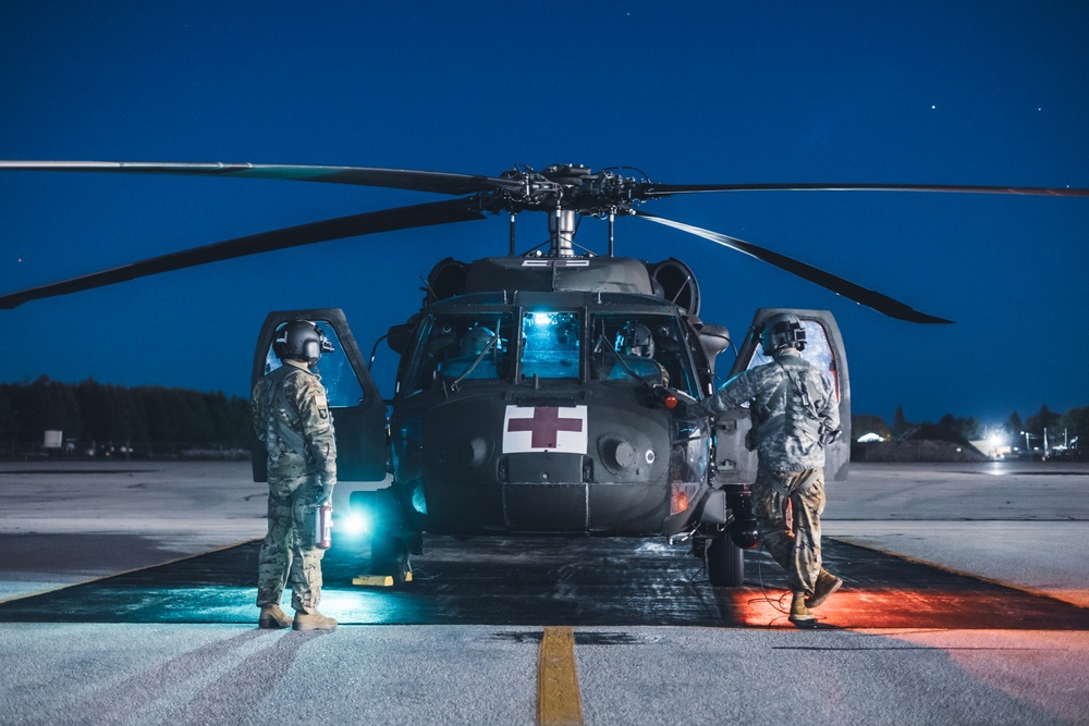 UH-60 Blackhawk Pilots and Crew Cheifs Train During November Annual Training