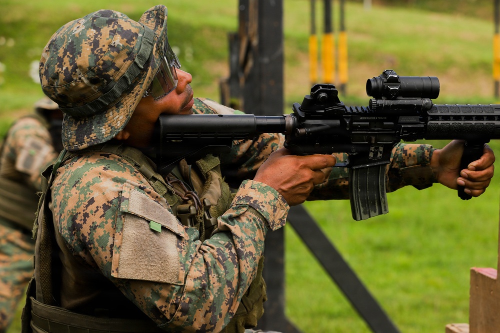 U.S. and Panama Security Services Conduct Medical and Live Fire Training
