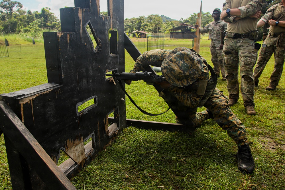 U.S. and Panama Security Services Conduct Medical and Live Fire Training
