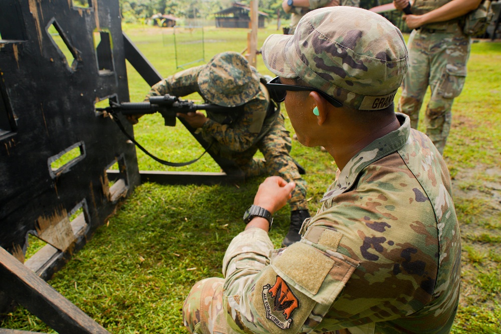 U.S. and Panama Security Services Conduct Medical and Live Fire Training