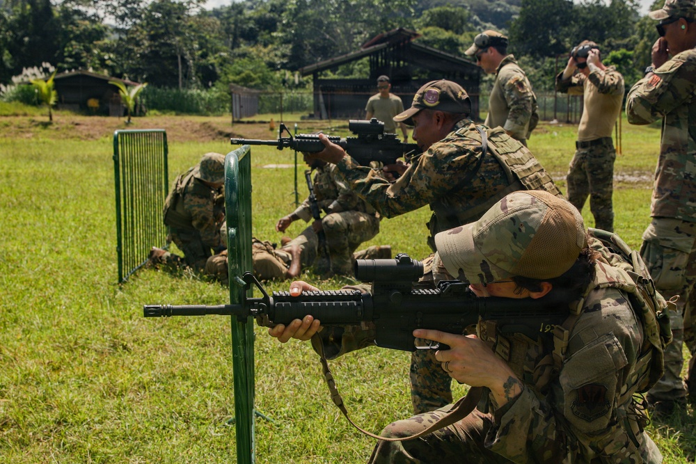 U.S. and Panama Security Services Conduct Medical and Live Fire Training