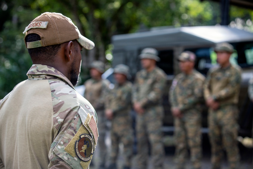 U.S. and Panama Security Services Conduct Medical and Live Fire Training