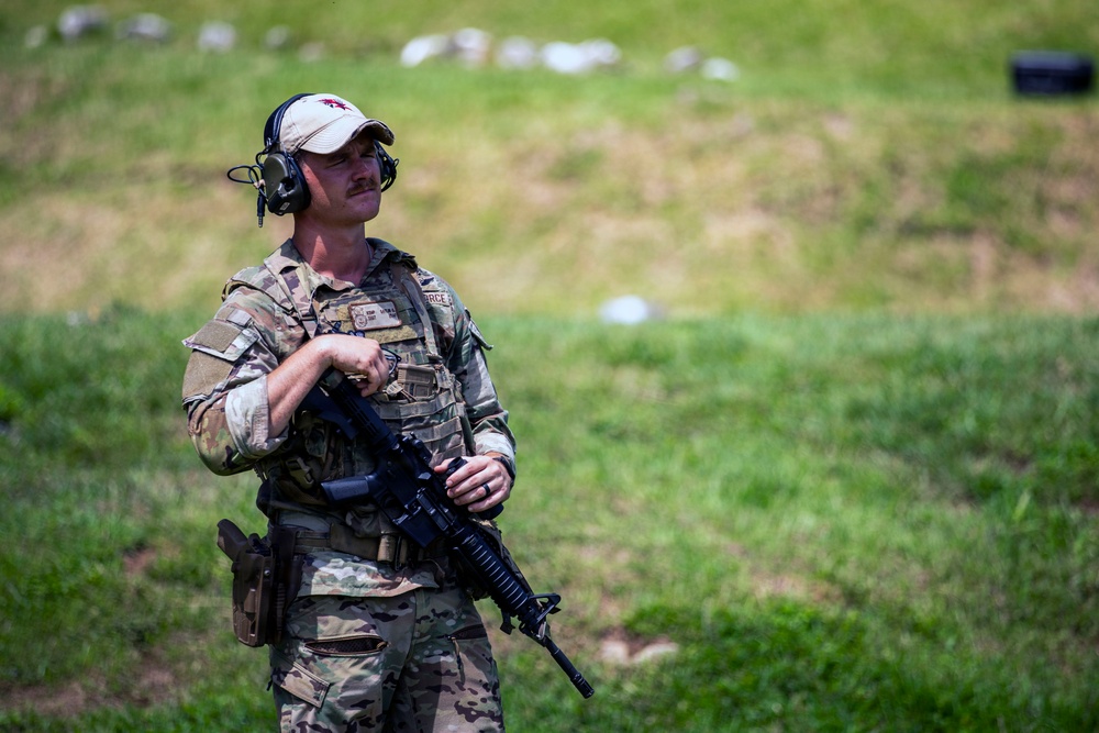 U.S. and Panama Security Services Conduct Medical and Live Fire Training
