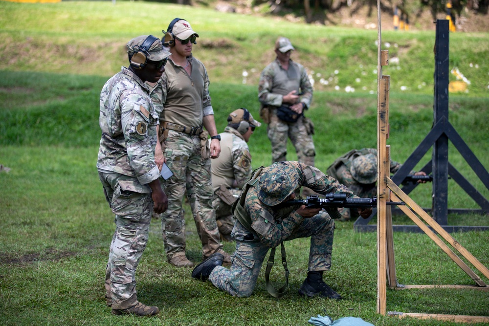 U.S. and Panama Security Services Conduct Medical and Live Fire Training