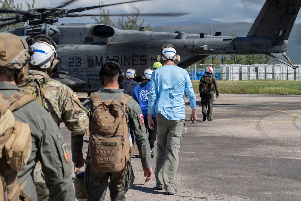 22nd MEU and JTF-Bravo Deliver Shelter materials in Jamaica