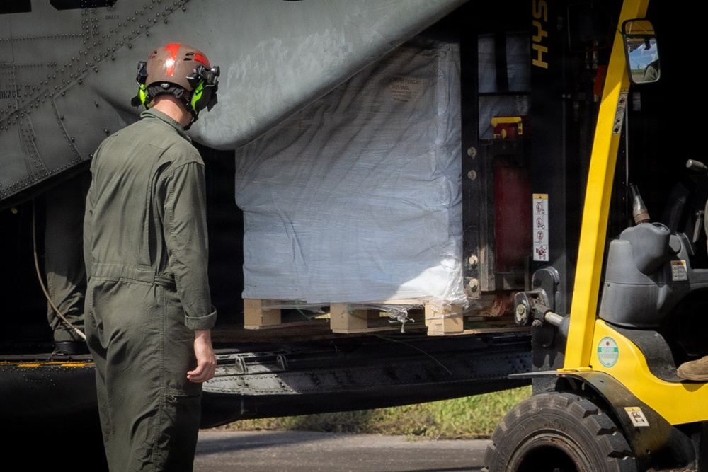 22nd MEU(SOC) | VMM-263 (REIN) and CLB-26 Load Supplies in Jamaica