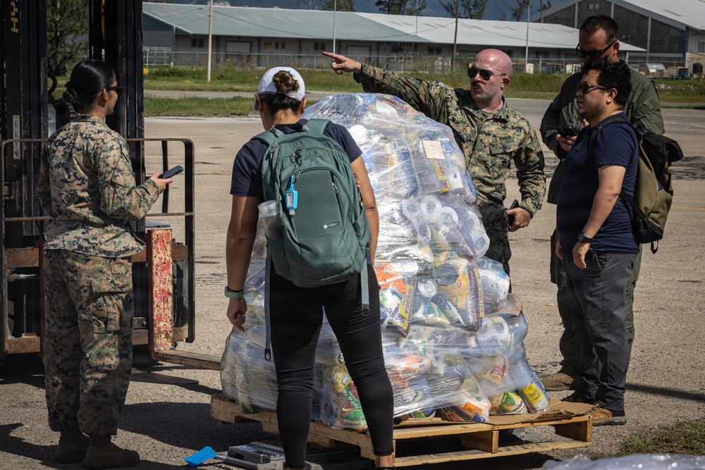 22nd MEU(SOC) | VMM-263 (REIN) and CLB-26 Load Supplies in Jamaica
