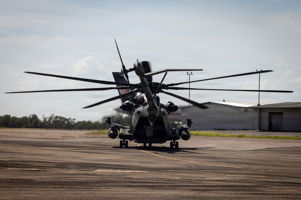 22nd MEU(SOC) | VMM-263 (REIN) and CLB-26 Load Supplies in Jamaica