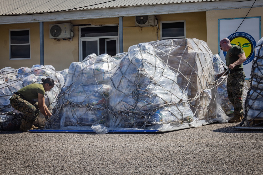 22nd MEU(SOC) | VMM-263 (REIN) and CLB-26 Load Supplies in Jamaica