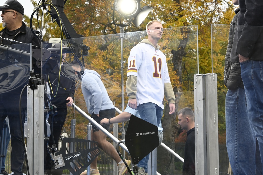 U.S. Soldiers support National Veterans Day Parade