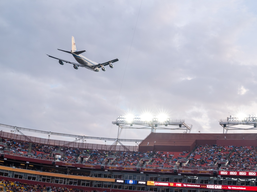 Air Force One overflies Salute to Service event