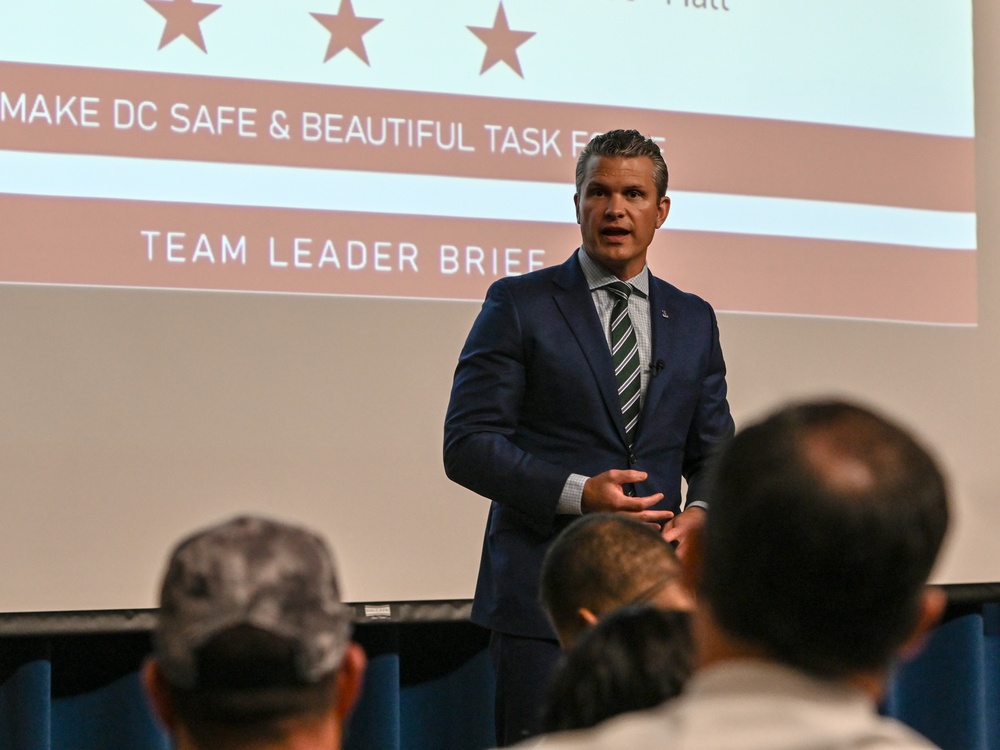 SECWAR visits U.S. Park Police, JTF - DC