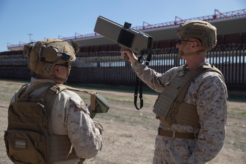 1st MARDIV commanding general visits JTF-SB