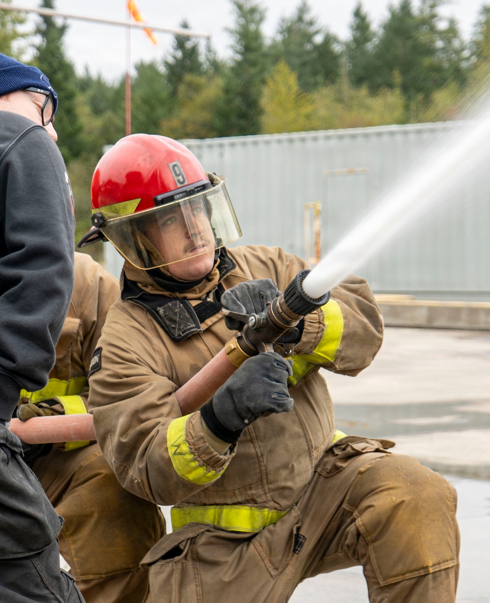 SUBGRU-9 Sailors Practice Firefighting Skills