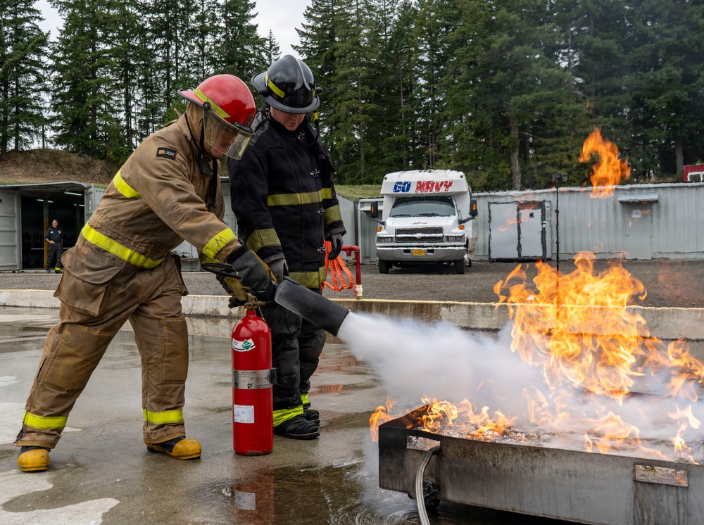 SUBGRU-9 Sailors Practice Firefighting Skills