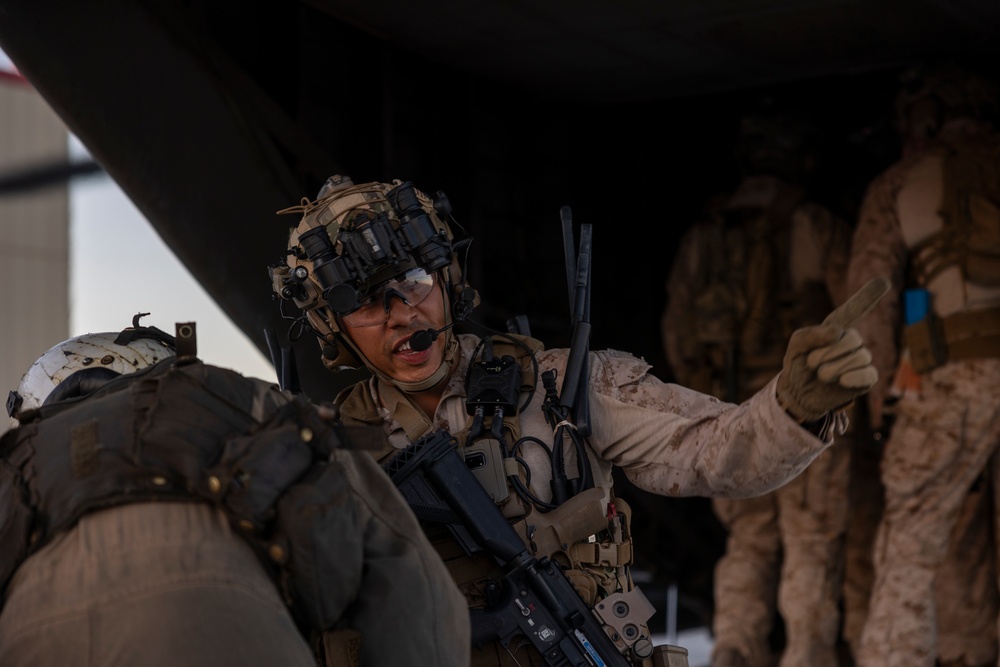 11th MEU Marines and Sailors conduct nighttime raid during RUT