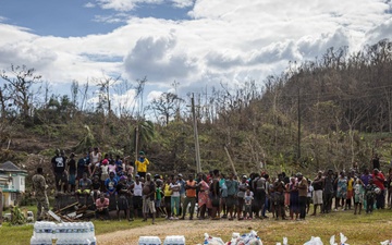 22nd MEU(SOC) | Joint Task Force – Bravo Delivers Food and Water
