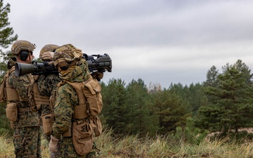 U.S. FASTEUR Marines practice firing a MAAWS
