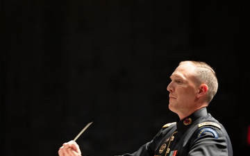 U.S. Army Soldiers’ Chorus Performs Under Cpt. Schenck