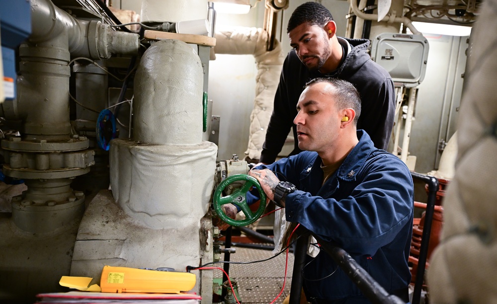 USS Mustin (DDG 89) Visits Naval Surface Warfare Center, Port Hueneme Division for Combat Systems Tuneup, Training