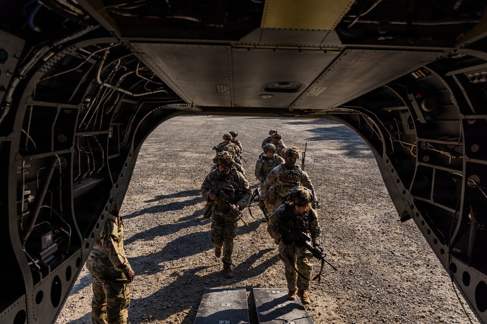 Raiders Train to Move: 2-23 Infantry Conducts Air Assault Operations