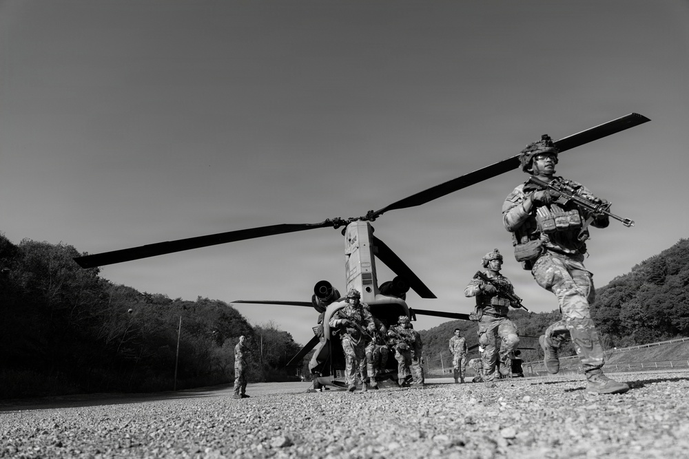 Raiders Train to Move: 2-23 Infantry Conducts Air Assault Operations