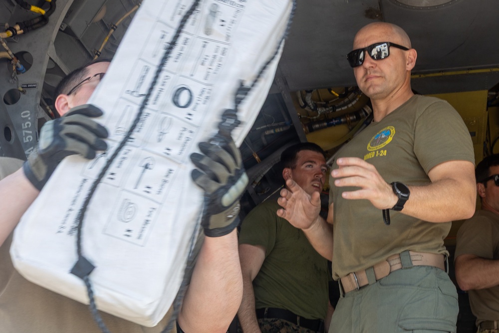 22nd MEU(SOC) | CH-47 Chinook Delivers Supplies in Jamaica