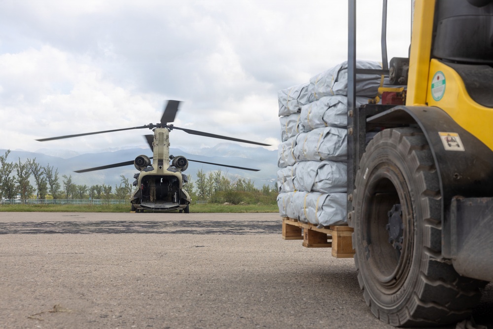 22nd MEU(SOC) | CH-47 Chinook Delivers Supplies in Jamaica