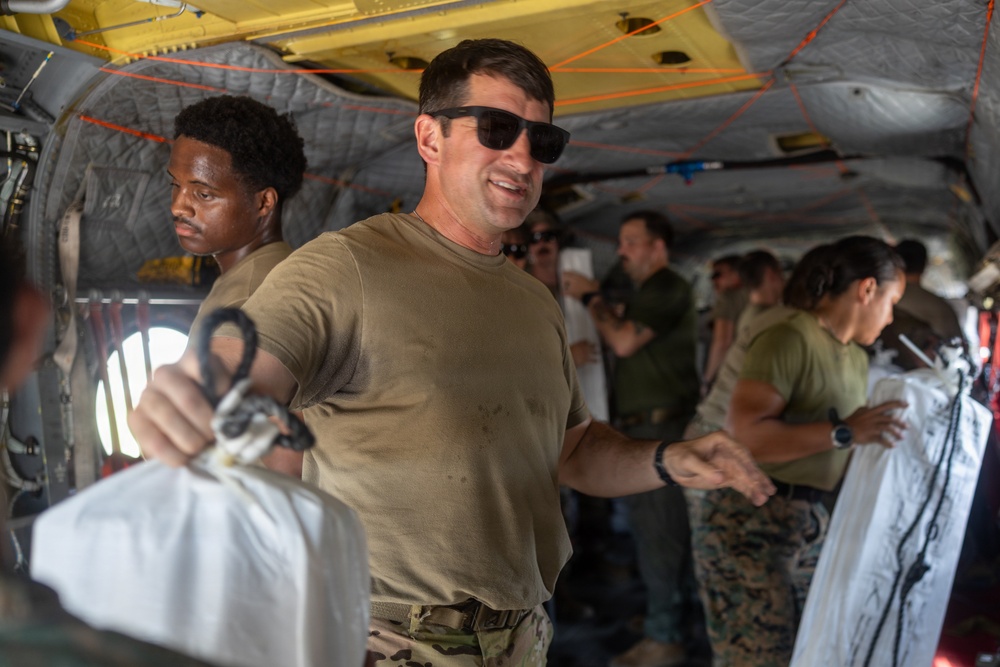 22nd MEU(SOC) | CH-47 Chinook Delivers Supplies in Jamaica