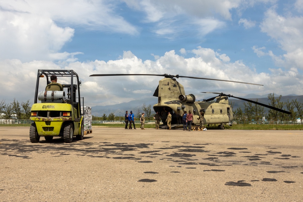 22nd MEU(SOC) | CH-47 Chinook Delivers Supplies in Jamaica